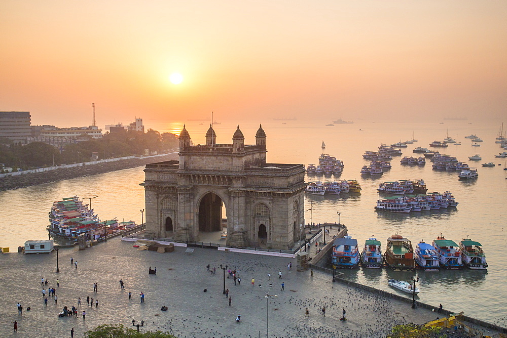 The Gateway of India, monument commemorating the landing of King George V and Queen Mary in 1911, Mumbai, Maharashtra, India, Asia