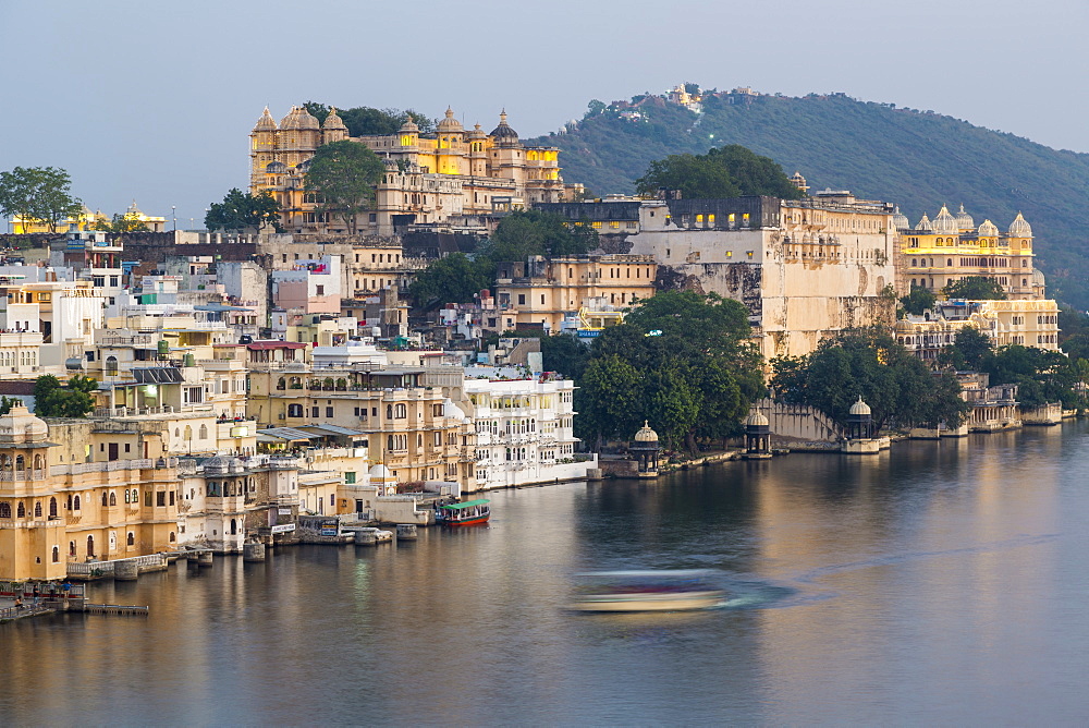 Lake Pichola and the City Palace in Udaipur, Rajasthan, India, Asia