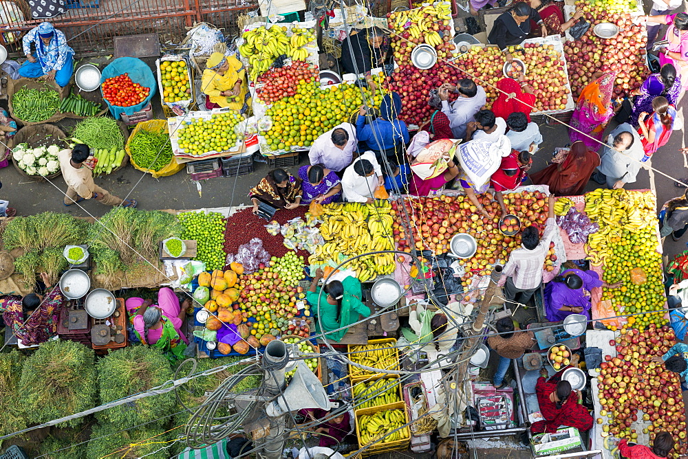 Fruit and vegetable market in the Old City, Udaipur, Rajasthan, India, Asia