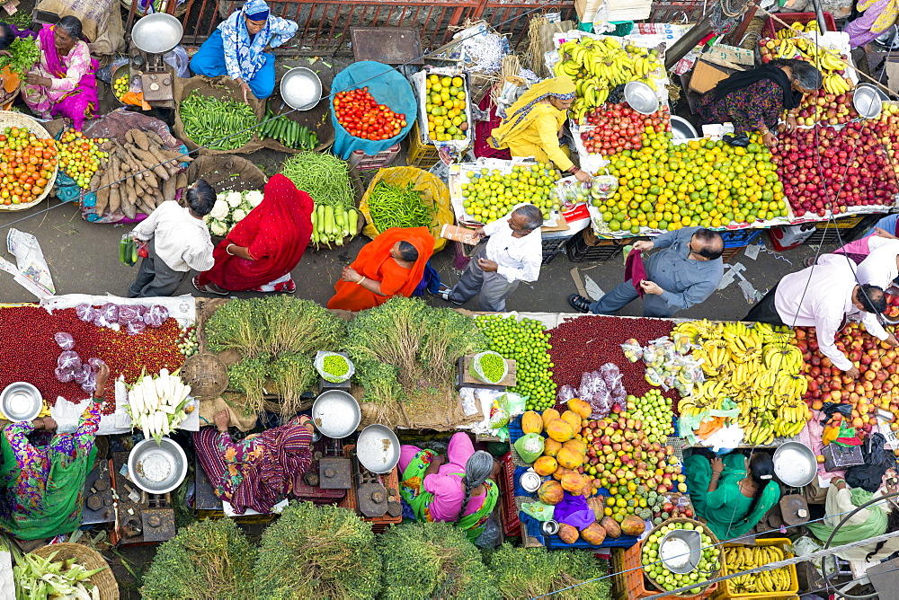 Fruit and vegetable market in the Old City, Udaipur, Rajasthan, India, Asia