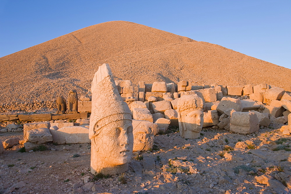 Ancient carved stone heads of the gods, the god Antiochus, Nemrut Dagi (Nemrut Dag), on the summit of Mount Nemrut, UNESCO World Heritage Site, Anatolia, Turkey, Asia Minor, Eurasia