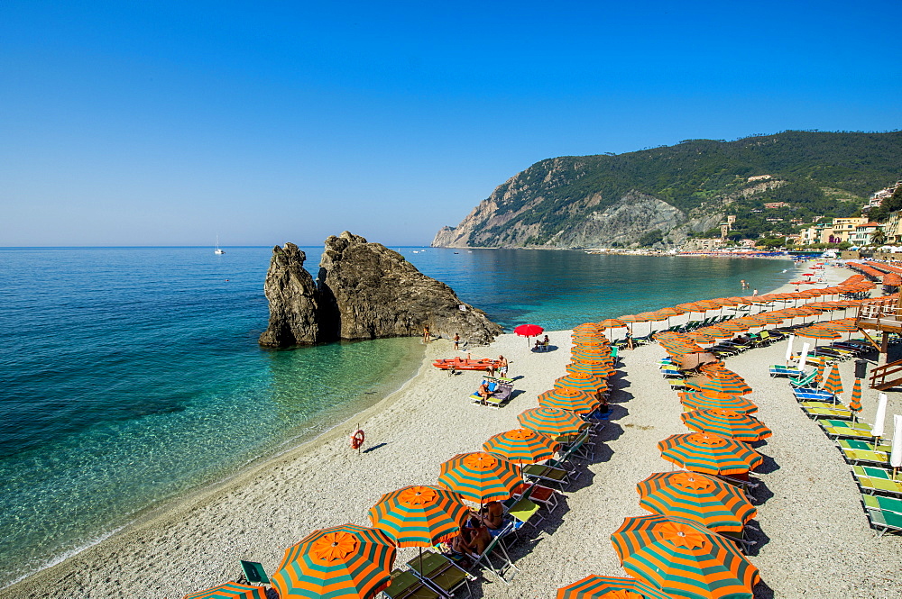 Beach umbrellas lining the beach in Monterosso al Mare, Cinque Terre, UNESCO World Heritage Site, Liguria, Italy, Europe