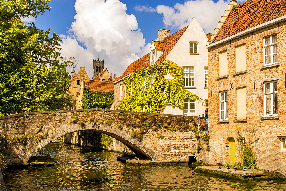 Medieval stone bridge on canal, Bruges, UNESCO World Heritage Site, West Flanders, Belgium, Europe