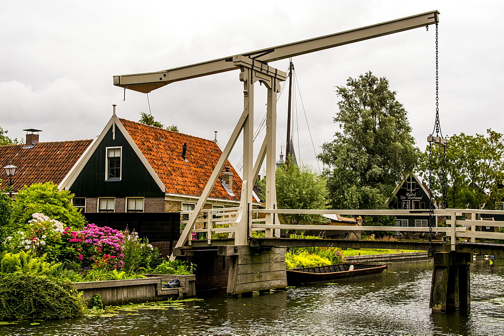 Kwakel lift (balance) bridge in Edam, North Holland, Netherlands, Europe