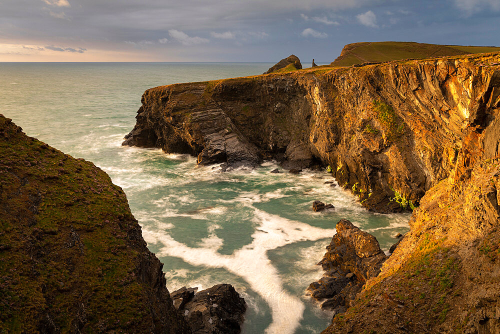 Dramatic cliff top scenery near Padstow on the North Coast of Cornwall, England, United Kingdom, Europe