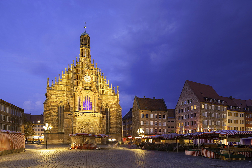 Frauenkirche in Main Market Square at dusk, Nuremberg, Bavaria, Germany, Europe