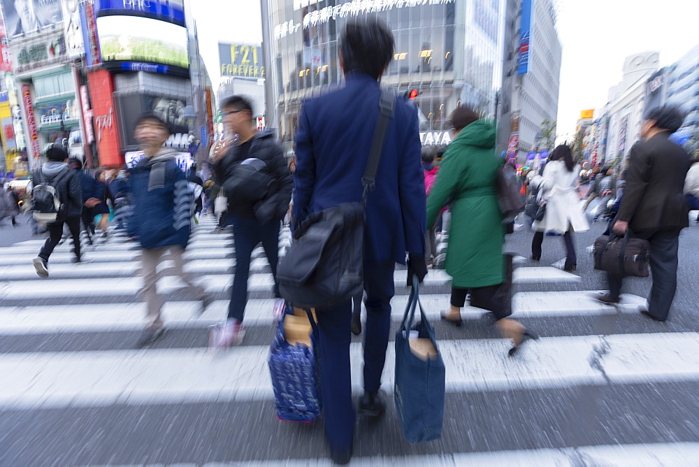 People crossing Shibuya Crossing, Shibuya, Tokyo, Honshu, Japan, Asia