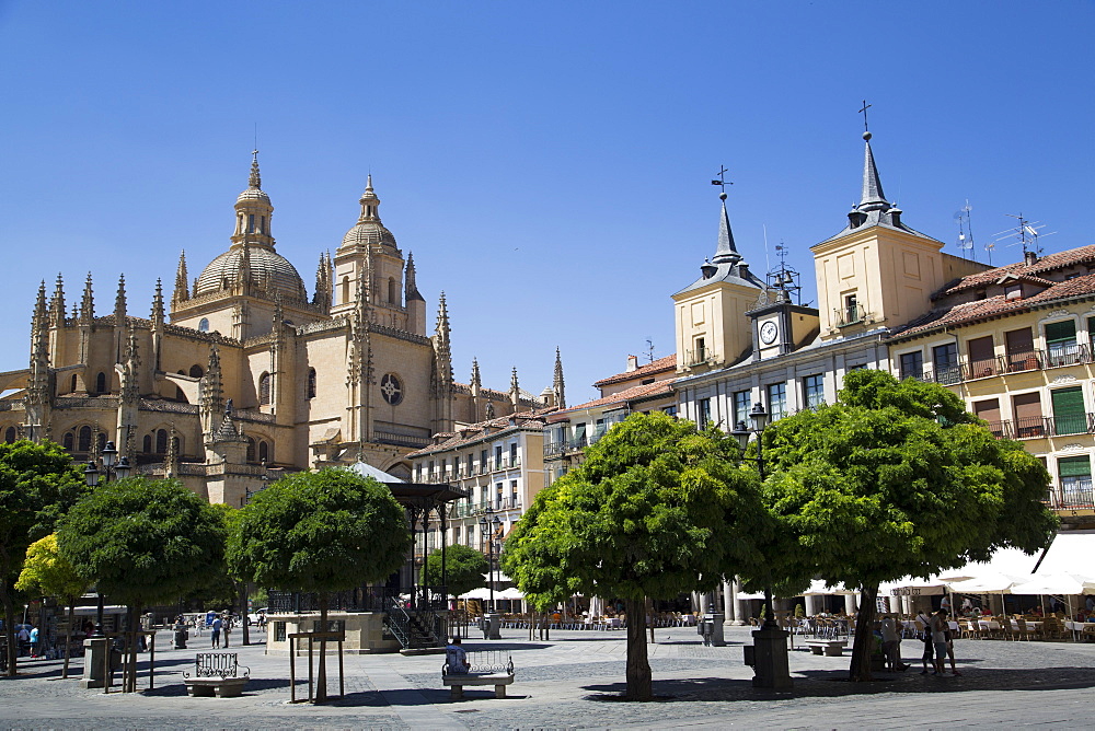 Cathedral on left and Town Hall on right, Plaza Mayor, Segovia, UNESCO World Heritage Site, Castile y Leon, Spain, Europe