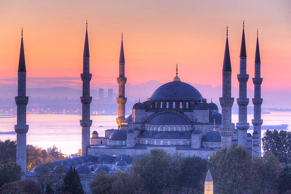 Sunrise, Blue Mosque (Sultan Ahmed Mosque), founded 1609, UNESCO World Heritage Site, Istanbul, Turkey, Europe