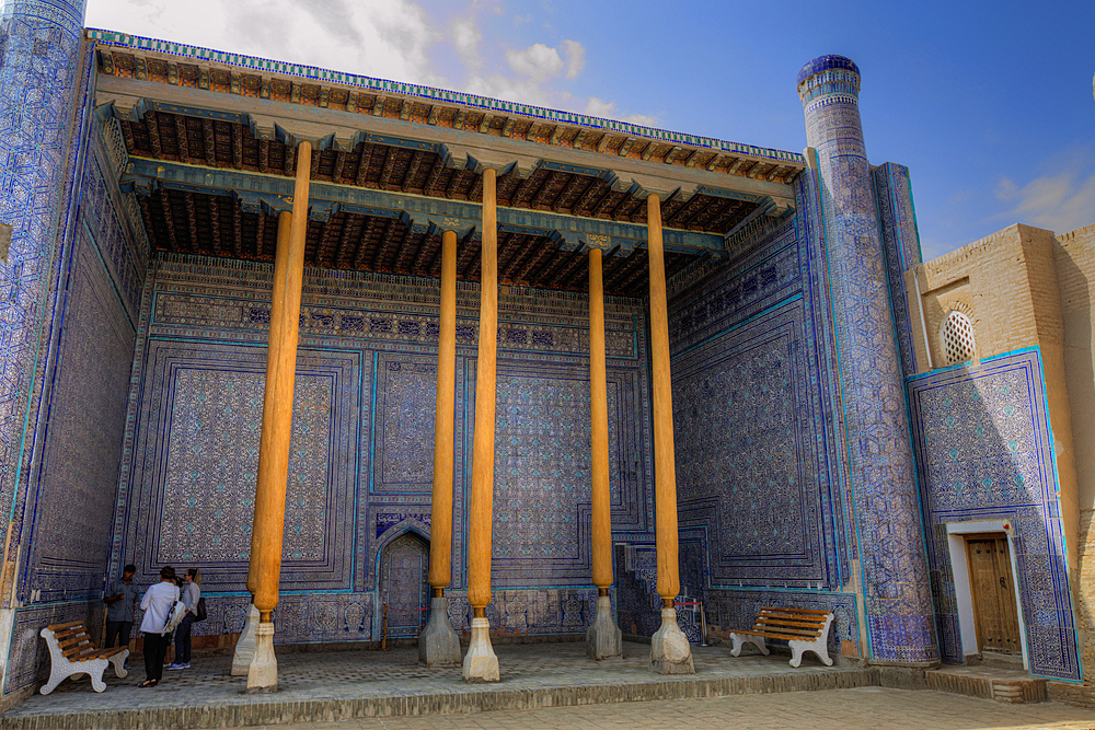 Tourists with Guide, The Public Audience Hall, Kunya Ark Citadel, Ichon Qala (Itchan Kala), UNESCO World Heritage Site, Khiva, Uzbekistan, Central Asia, Asia