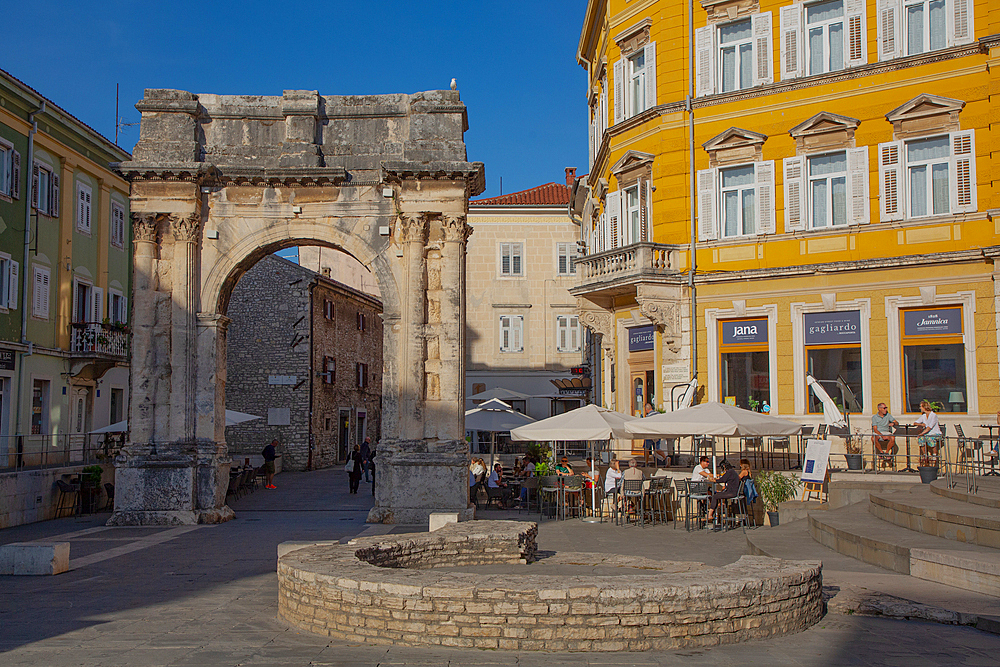 Arch of Sergii (Golden Gate), built 27 BC, Portarata Square, Old Town, Pula, Croatia, Europe