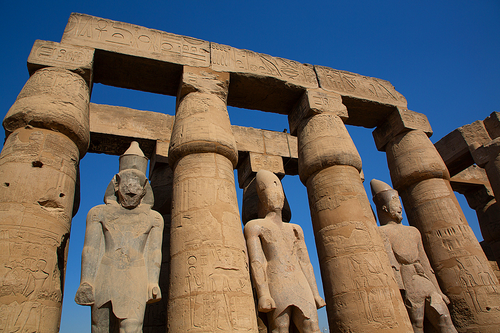 Papyrus Columns and Statues, Courtyard of Rameses II, Luxor Temple, UNESCO World Heritage Site, Luxor, Egypt, North Africa, Africa