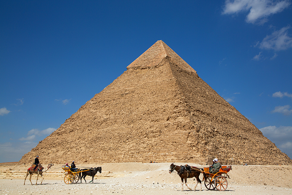 Tourists in a Horsecart, Pyramid of Khafre (Chephren) in the background, Giza Pyramid Complex, UNESCO World Heritage Site, Giza, Egypt, North Africa, Africa