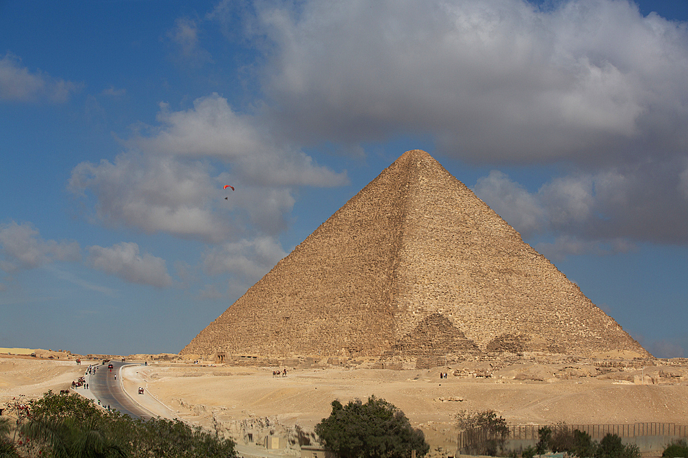 Powered Paraglider, Pyramid of Khufu (Cheops), Giza Pyramid Complex, UNESCO World Heritage Site, Giza, Egypt, North Africa, Africa