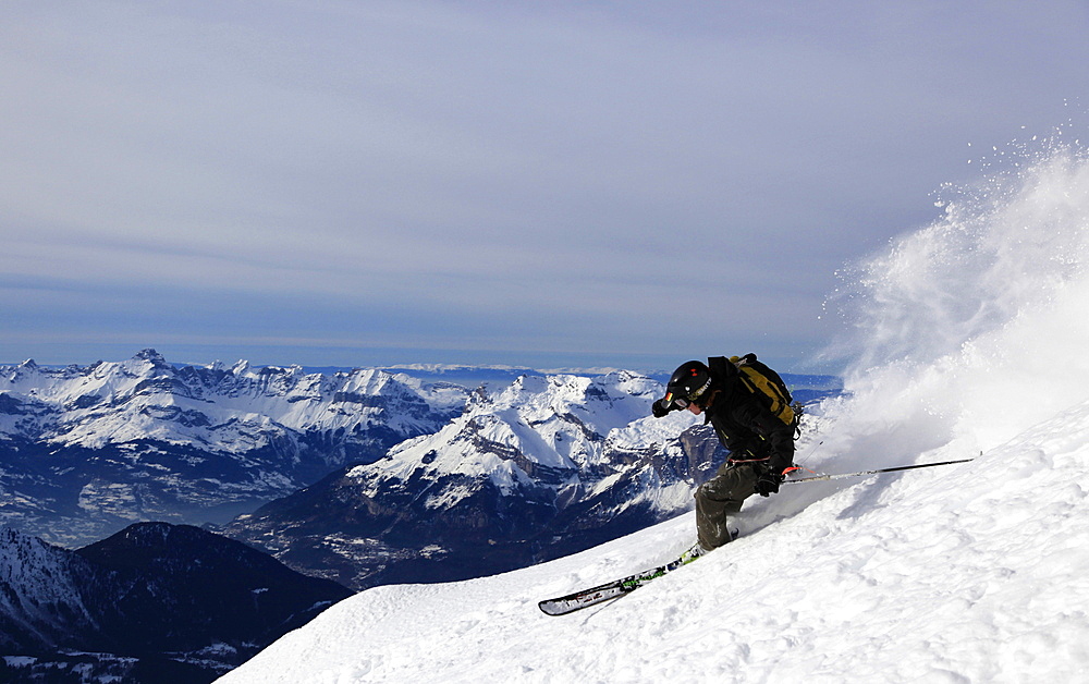 A highly skilled skier making a very fast descent of the extremely steep off-piste run known as Cosmiques Couloir, Aiguille du Midi, Chamonix, Haute Savoie, Alps, France, Europe