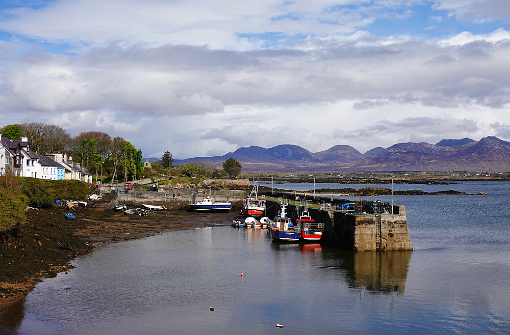 Roundstone harbour, Roundstone, Connemara, Co Galway