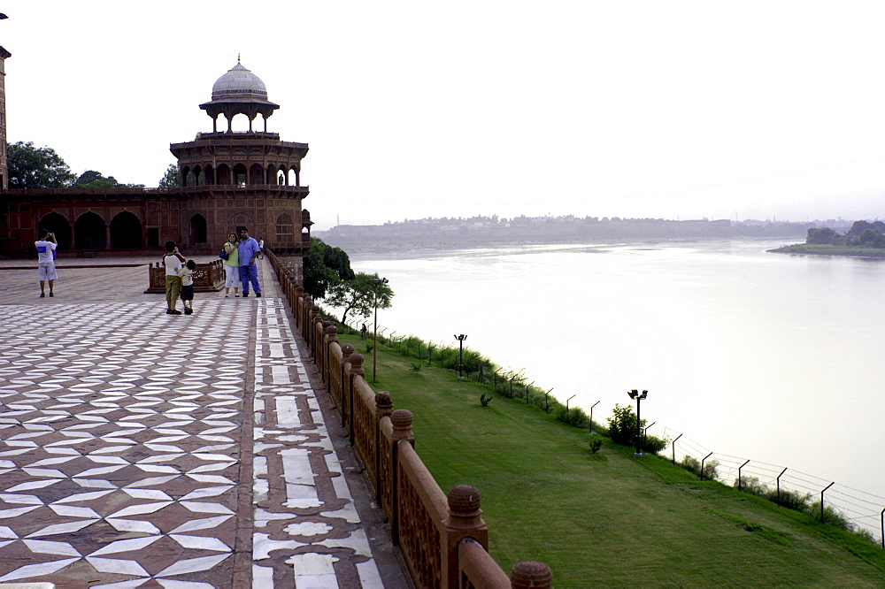 Yamuna River and Taj Mahal, UNESCO World Heritage Site, Agra, Uttar Pradesh, India, Asia