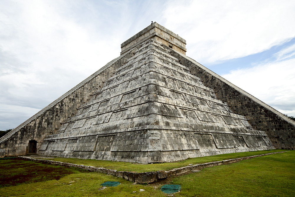 Kukulkan Pyramid, Mesoamerican step pyramid nicknamed El Castillo, Chichen Itza, UNESCO World Heritage Site, Yucatan, Mexico, North America