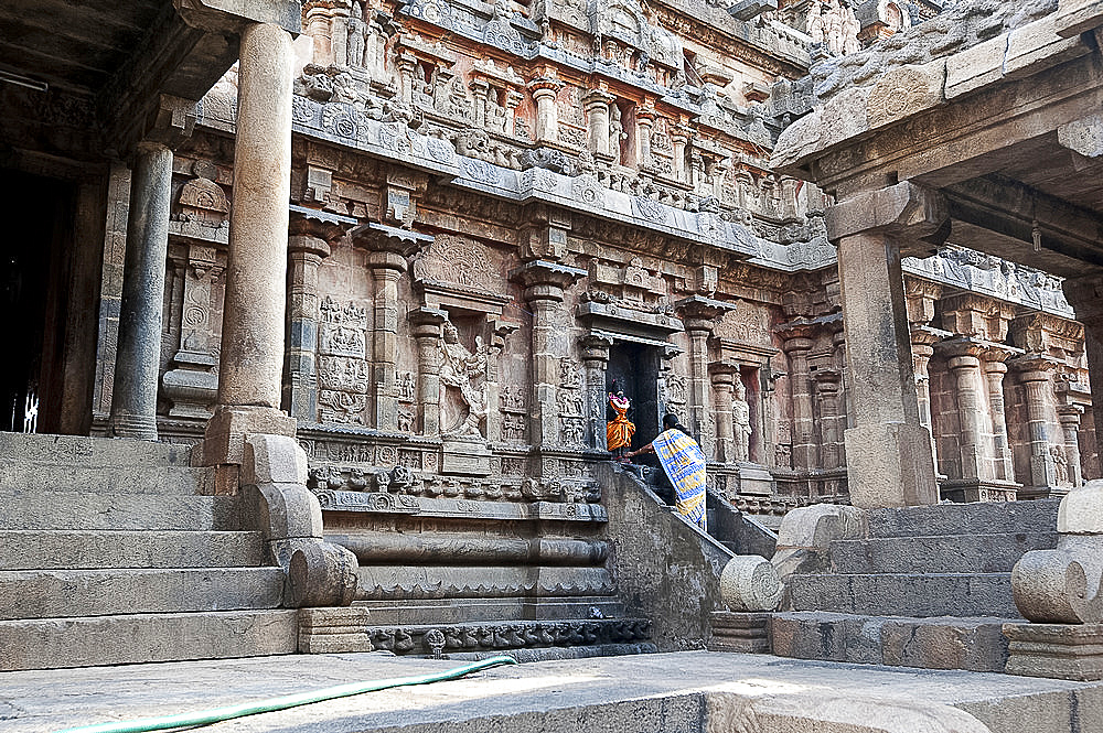 Woman in sari worshipping, doing puja to Lord Ganesh, at shrine on the side of Swaminathaswamy temple, Swamimalai, Tamil Nadu, India, Asia