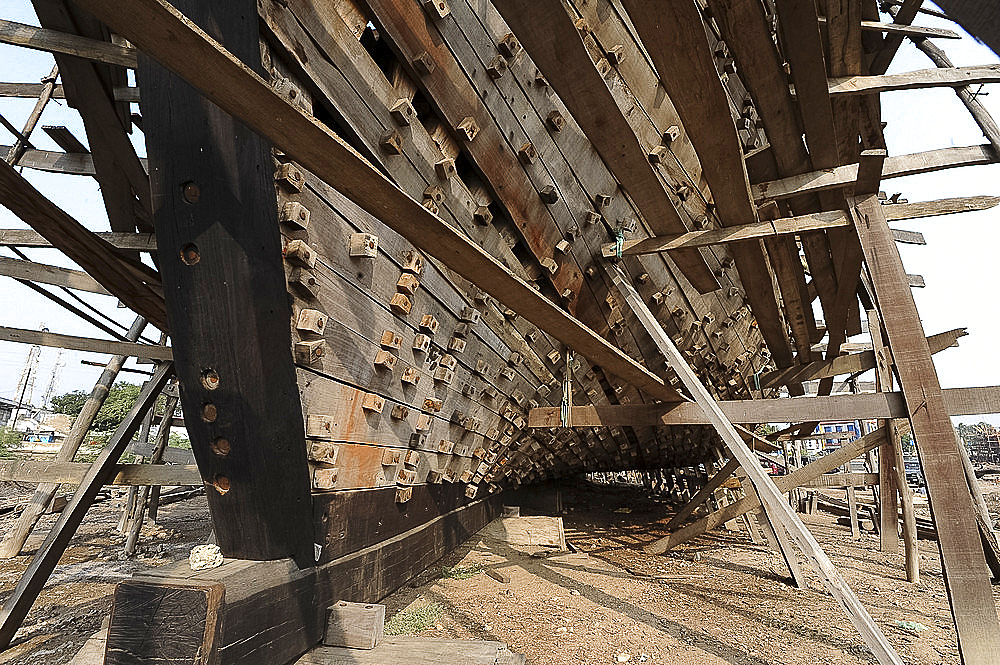 The hull of ocean going wooden dhow made entirely by hand from Saal wood on the banks of the Rukmavati river, Mandvi, Gujarat, India, Asia