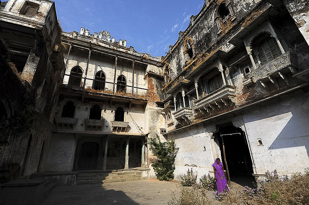 Inner courtyard inside the derelict but beautiful 19th century royal Raj Mahal, high in the hills of Santrampur, Gujarat, India, Asia