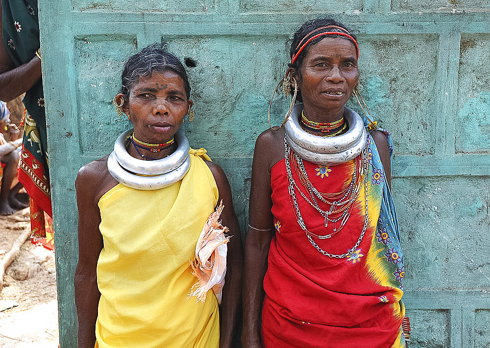 Godaba tribeswomen pausing with shopping on the long walk back to their village from weekly tribal market, Onukadelli, Odisha, India, Asia