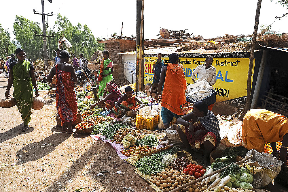 Mali tribespeople shopping in the early morning at the weekly tribal market, Koraput, Odisha, India, Asia