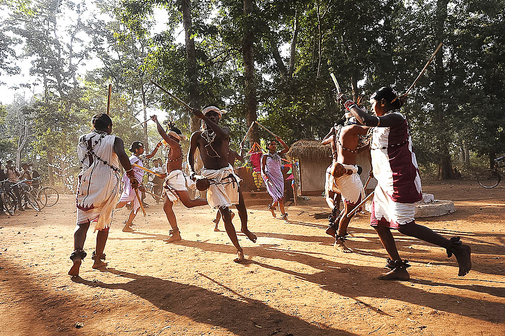 Dhurua tribal men and women performing rare traditional tribal dance to celebrate festival of Shivraatri, Gupteswar, Odisha, India, Asia