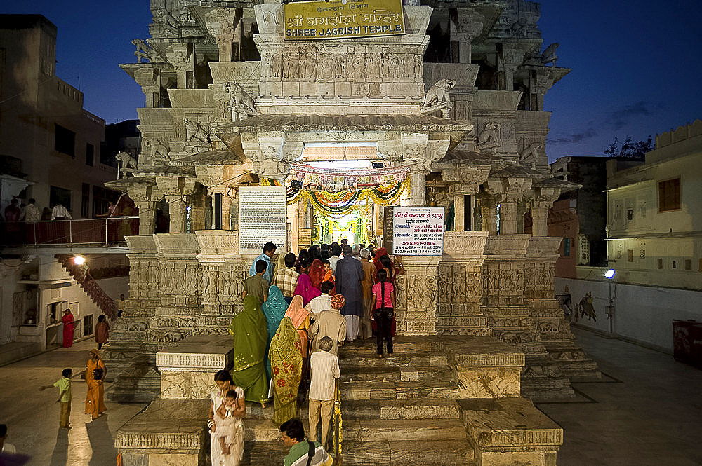 Devotees queueing to do puja at Kankera festival, where donations of foods are made for the poor, the day after Diwali celebrations, Jagdish temple, Udaipur, Rajasthan, India, Asia