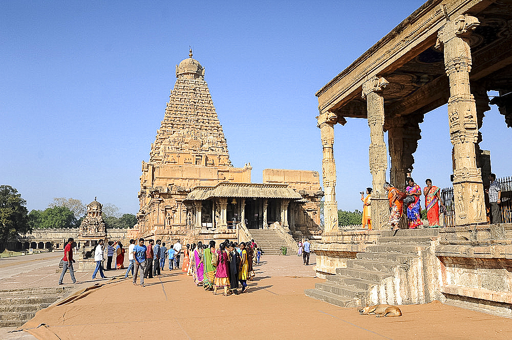 Visitors to the 11th century Brihadisvara Cholan temple, UNESCO World Heritage Site, Thanjavur, Tamil Nadu, India, Asia