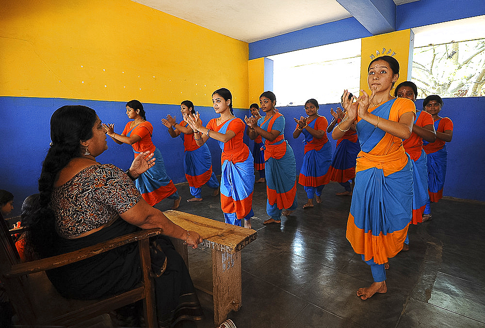 Students practising Kathakali dance with teacher, Kalamandalam University for the Performing Arts, Cheruthuruthy, Kerala, India, Asia