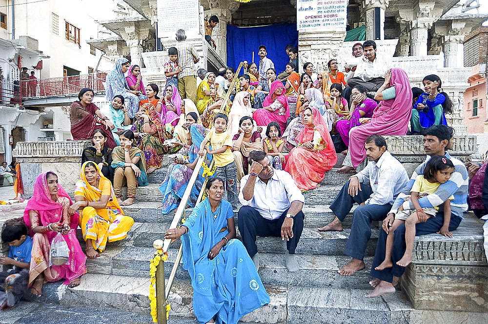 Devotees waiting to do puja at Diwali, Jagdish temple, Udaipur, Rajasthan, India, Asia