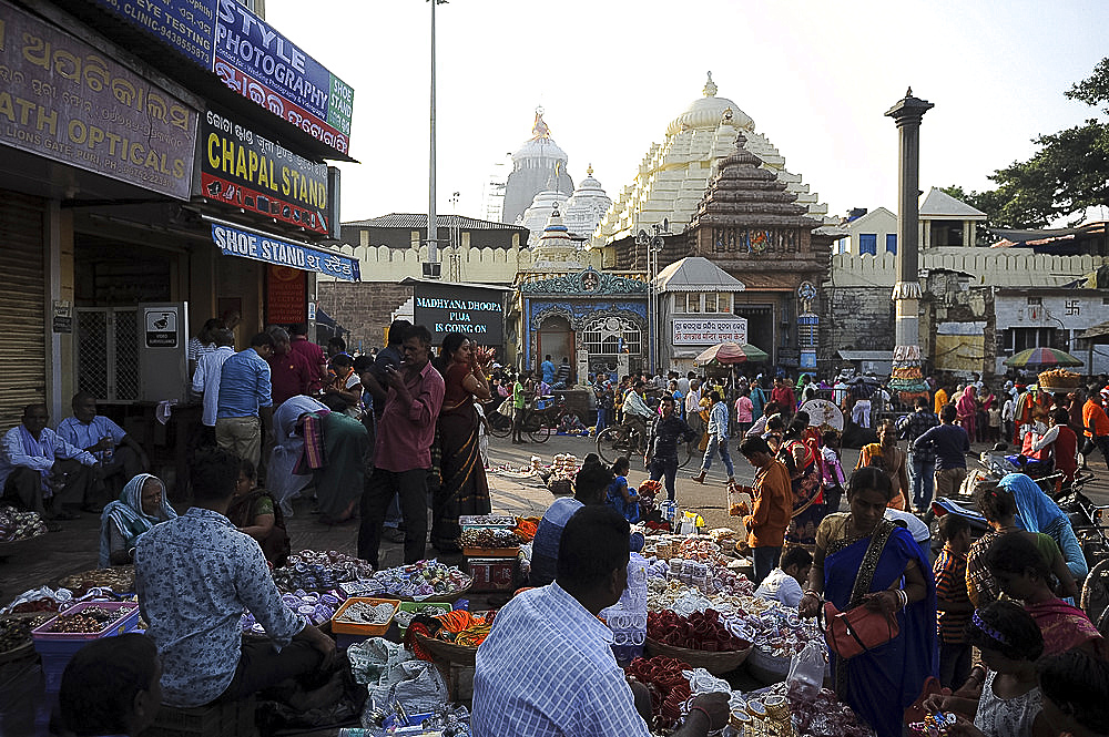 Busy street market in the late afternoon outside the Jagannath Temple, Puri, Odisha, India, Asia