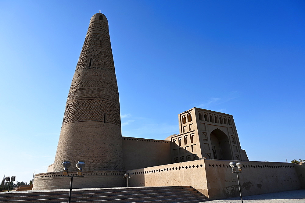 Emin Tower and Uyghur Mosque, built in 1777 from wood and brick, Turfan, Silk Road, Xinjiang, China, Asia