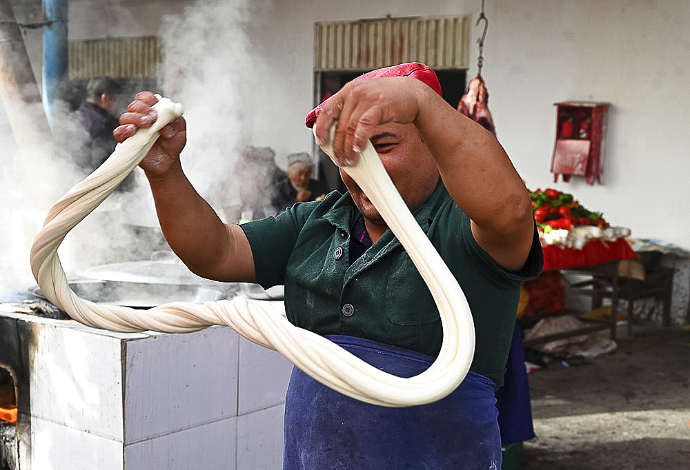 Noodle maker in Kashgar Sunday Market, main Silk Road trading centre, Kashgar, Xinjiang, China, Asia