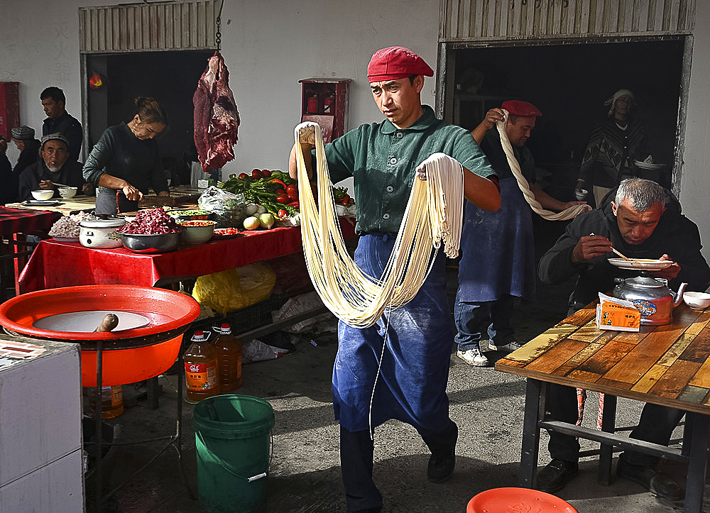 Noodle maker in Kashgar Sunday Market, main Silk Road trading centre, Kashgar, Xinjiang, China, Asia