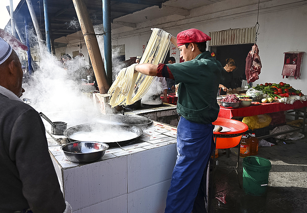 Noodle maker in Kashgar Sunday Market, main Silk Road trading centre, Kashgar, Xinjiang, China, Asia