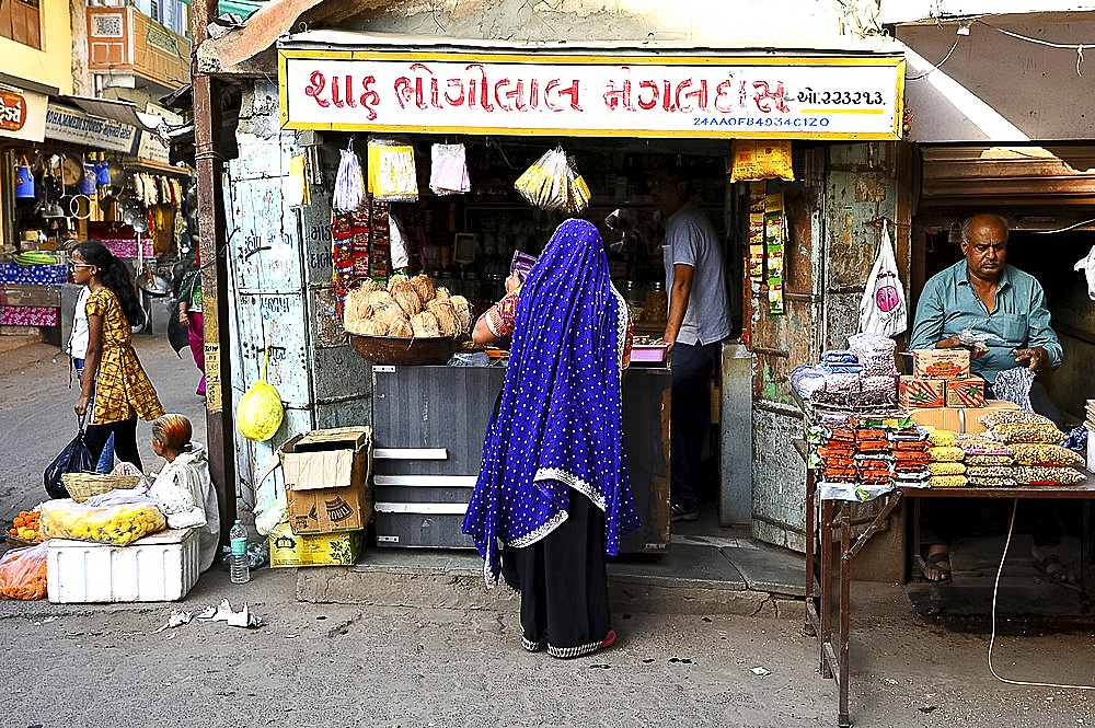 Hindu woman in purple dupatta shopping in the busy market, Bhuj, Gujarat, India, Asia