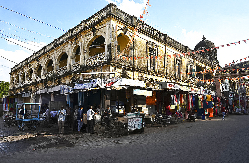 Old Jain pilgrim hotel dominating the centre of Palitana town for visitors to Jain temples on Shatrunjaya Hill, Palitana, Gujarat, India, Asia