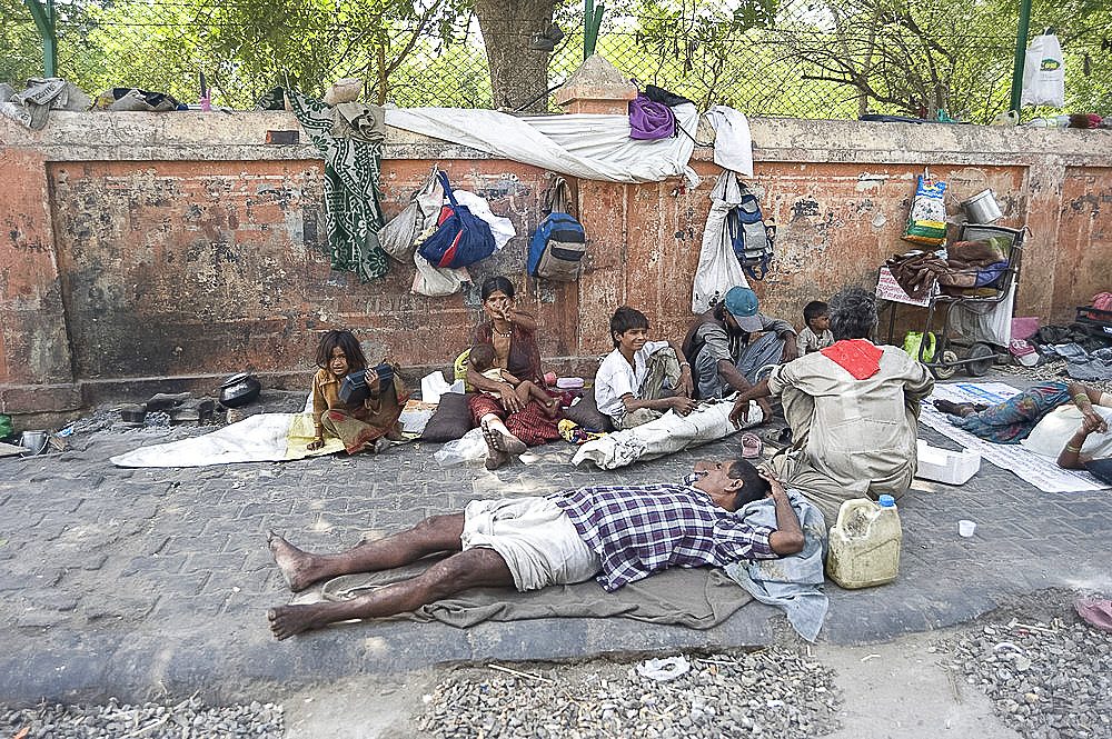 Street people sleeping rough in Jaipur, Rajasthan, India, Asia