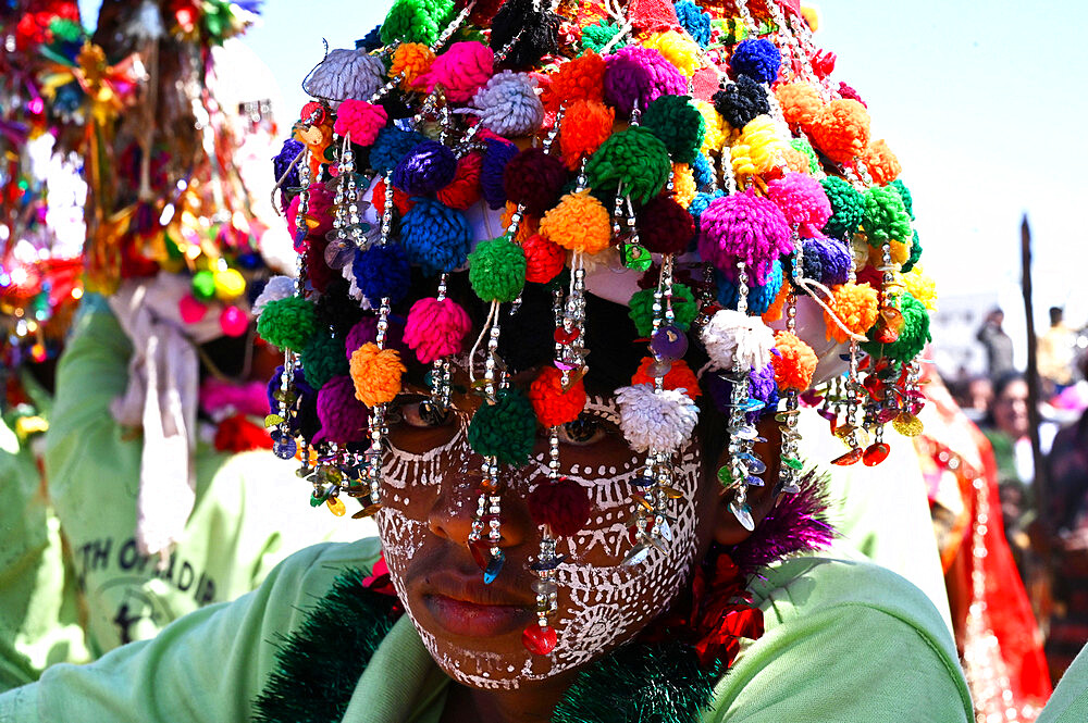 Adivasi tribal man, face decorated and wearing ornate decorated headgear to celebrate Holi festival, Kavant, Gujarat, India, Asia