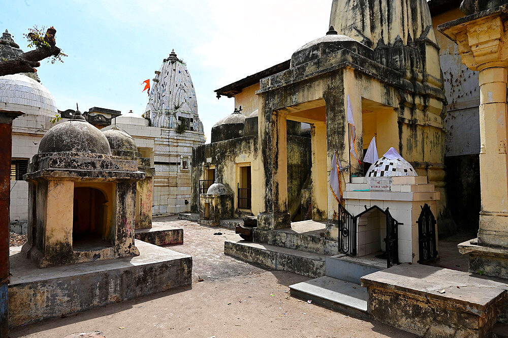 Cluster of small temples in the sacred temple town of Chandod where rivers Saraswati, Narmada and Orsang meet, Chandod, Gujarat, India, Asia