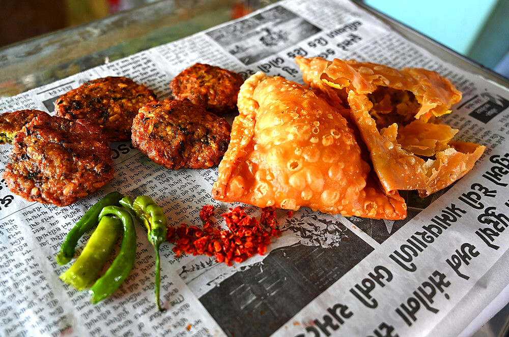 Delicious typical roadside Gujarati snacks, pakora, methi gotha, green chilli and red chilli flakes, Gujarat, India, Asia