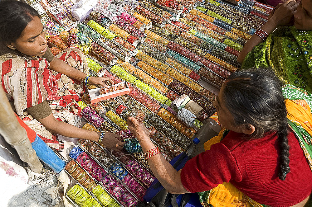 Woman buying bangles (churidar) from stall at Sonepur Cattle Fair, near Patna, Bihar, India, Asia