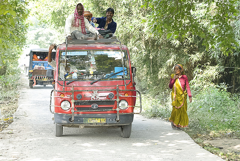 Villagers making their way to the annual Sonepur Cattle Fair near Patna, Bihar, India, Asia