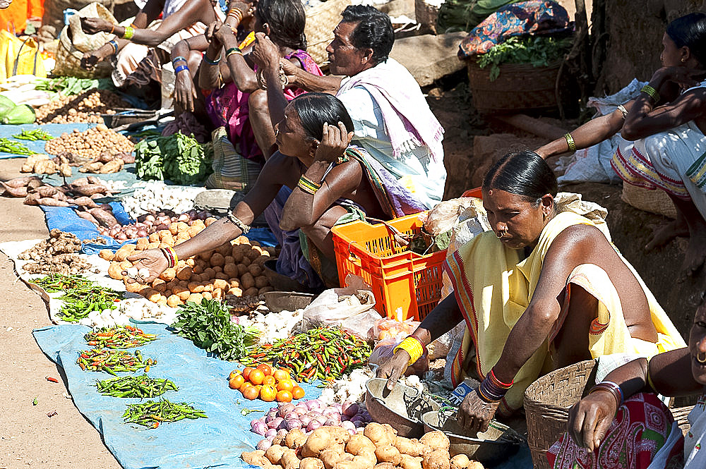 Mali tribeswomen selling vegetables at weekly market, Rayagader, Orissa, India, Asia