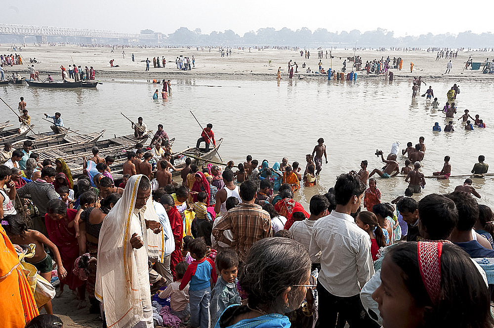 People crossing the River Ganges in the morning from Patna to the busy Sonepur Cattle Fair, Bihar, India, Asia