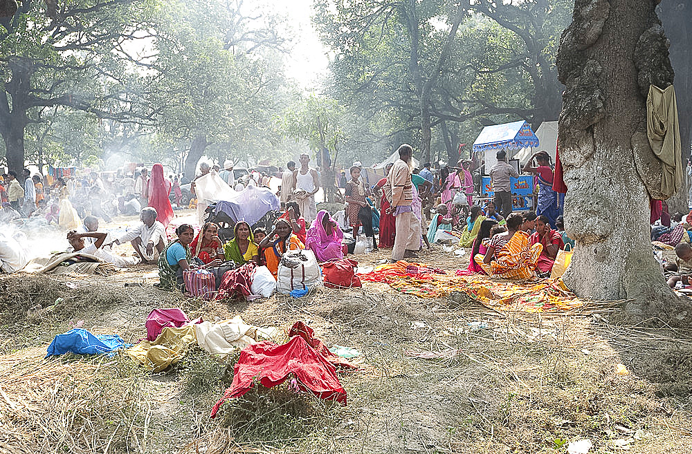 Villagers waking in the early morning having camped overnight at the Sonepur Cattle Fair, Bihar, India, Asia