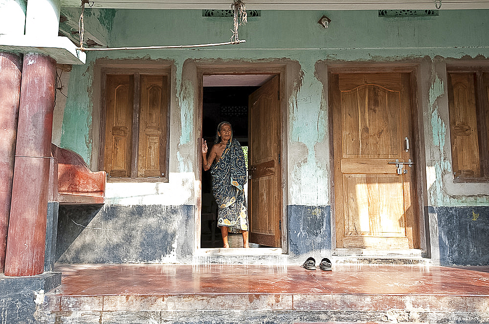 Woman in sari at old wooden house door in Raghurajpur artists' village, Orissa, India, Asia