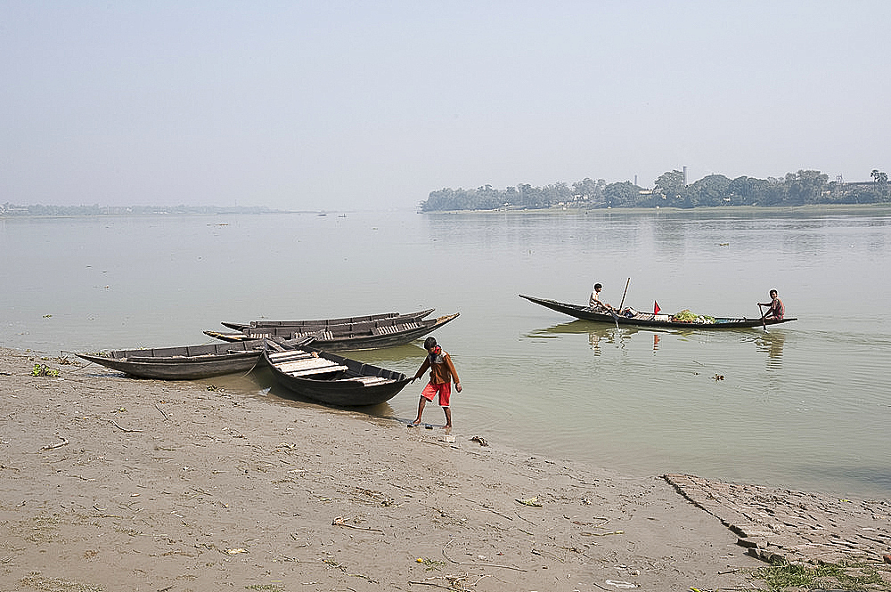 View from the west bank of the Hugli River (River Hooghly), West Bengal, India, Asia